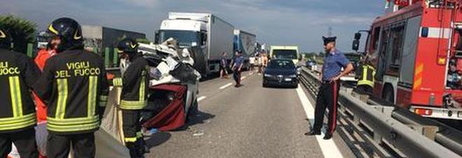 Incidente In Autostrada A Coinvolti Due Tir E Una Moto Morto Il