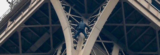 Scala A Mani Nude La Torre Eiffel E Per Ore Minaccia Il Suicidio