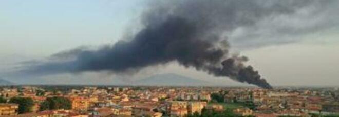 Torre Del Greco Incendio A Ridosso Dei Binari Dopo L Esplosione Di