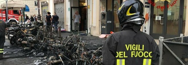 Incendio Davanti A Roma Termini Nube Di Fumo Nero Sul Centro A Fuoco