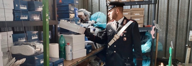 Napoli Scoperta La Fabbrica Del Falso Sequestrate Paia Di Scarpe