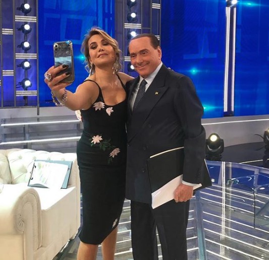 Silvio Berlusconi Show Da Barbara D Urso A Pomeriggio I Grillini