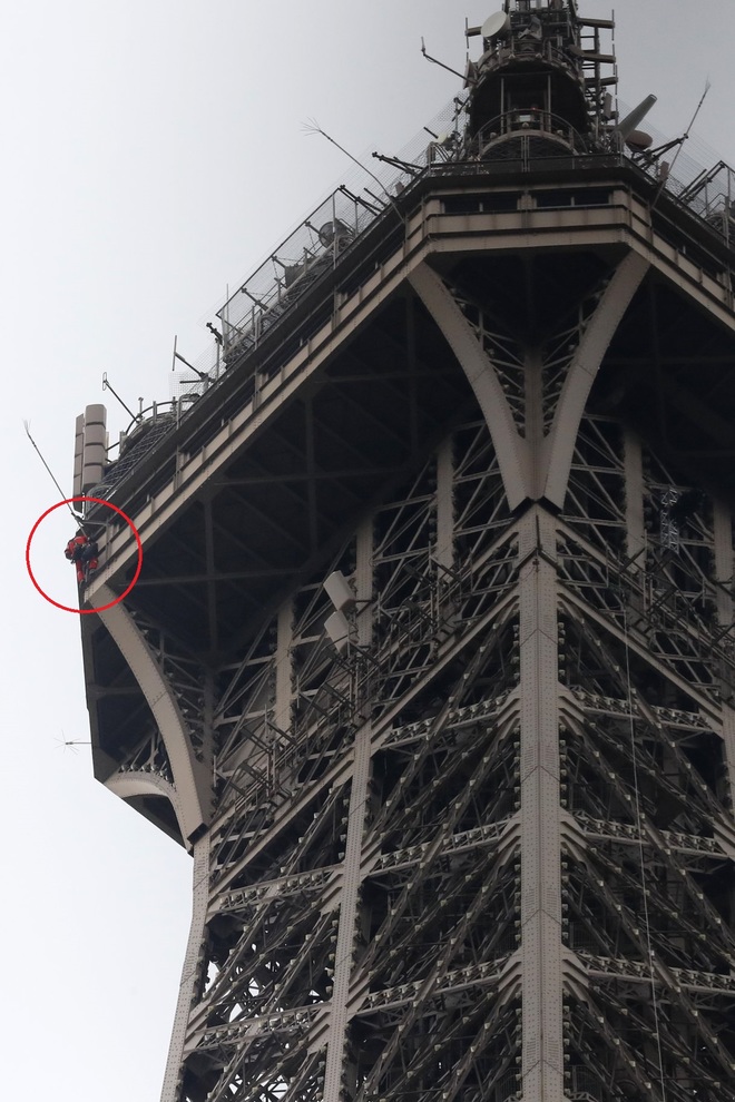 Scala A Mani Nude La Torre Eiffel E Per 7 Ore Minaccia Il Suicidio