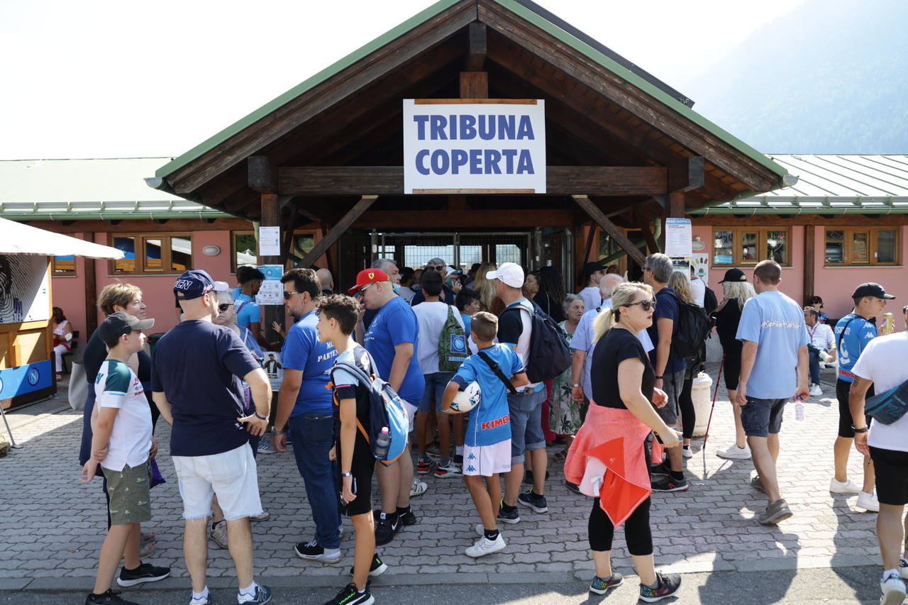 Napoli Caos File Nel Ritiro Di Dimaro Stadio Pieno I Tifosi Restano