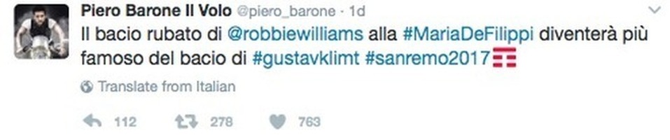 Sanremo Robbie Williams Bacia Maria De Filippi Dopo L Esibizione