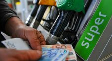 Benzina, prezzi ancora in calo: per self si parte da 1,652 euro Il prezzo medio praticato del diesel self è di 1,767