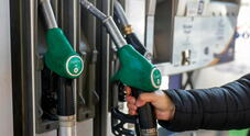 Benzina, prezzi ancora in calo, al self a 1,825 al litro. Gasolio scende a 1,822 euro al litro