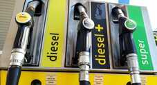 Carburanti, nuovi ritocchi al rialzo sui prezzi di benzina e diesel. In discesa il metano con i prezzi che recepiscono il taglio fiscale