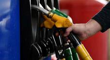 Benzina, nuovi rialzi e rincari più forti per il diesel. Prezzo medio della verde al self a 1,798 euro, gasolio a 1,815