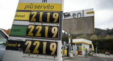 Aumenti carburanti: anche il diesel in self sopra 2 euro al litro. Ancora rialzi alla pompa nonostante calo mercati