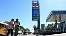 Carburanti, anche in Usa aumenti a raffica. «Prezzo della benzina a Los Angeles si avvicina a 6 dollari al gallone