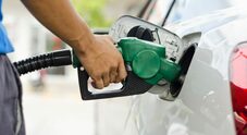Carburanti, prezzi ancora in calo: benzina self a 1,803 euro. Diesel sotto 1,8 euro al litro