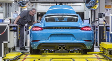 Guerra Ucraina, industria auto tedesca sempre più in affanno: dopo Bmw e VW anche Porsche annuncia pausa produzione