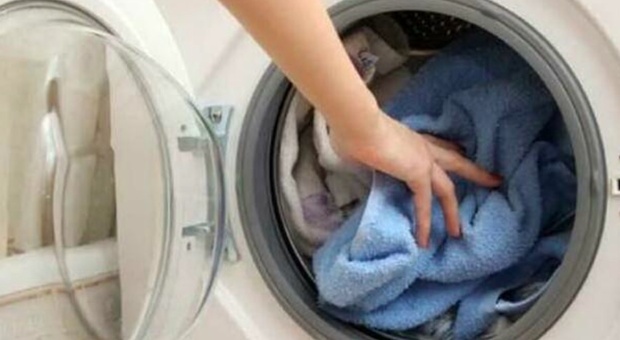 Fulminata dalla lavatrice mentre prende il bucato: morta a 20 anni