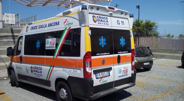 Ancona, choc anafilattico in spiaggia: salvata da un infermiere fuori servizio