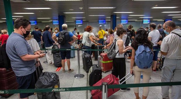 Vacanze in Grecia, italiani bloccati non riescono a partire: ecco perché. «Così ti passa la voglia»