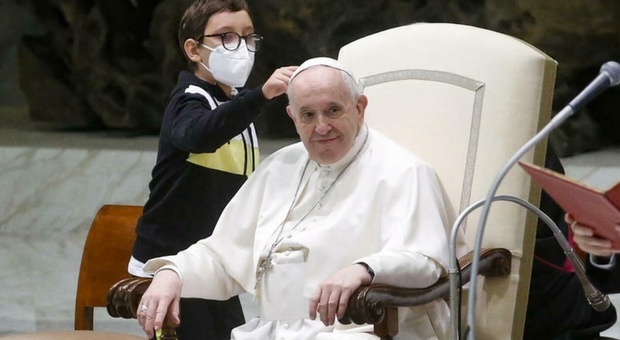 Papa Francesco, bimbo sale sul palco e lui gli dà una sedia: era incuriosito da un particolare