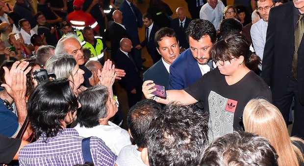 Salvini e il selfie ai funerali di Stato a Genova. Rabbia sul web: «Non sei Fedez in concerto»