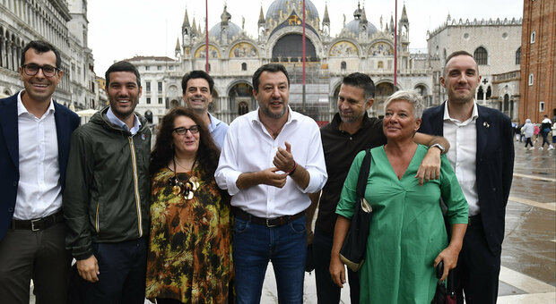 LA PASSERELLA A SAN MARCO Matteo Salvini in Piazza con consiglieri, amministratori e dirigenti di partito (Luigi Costantini/Fotoattualità)