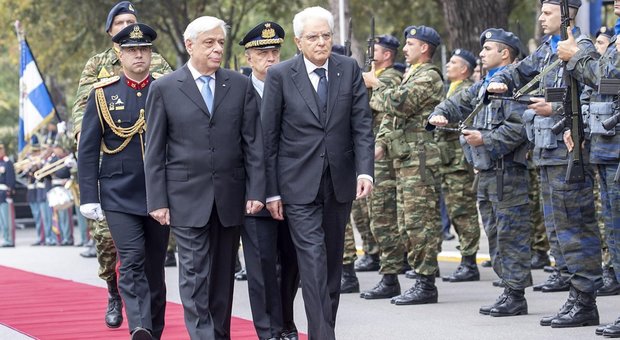 Il presidente della Repubblica Sergio
Mattarella (al centro) con il presidente della Repubblica Ellenica Procopios Pavlopoulos (a sinistra) alla parata militare greca di Salonicco Il presidente della Repubblica Sergio
Mattarella (al centro) con il presidente della Repubblica Ellenica Procopios Pavlopoulos (a sinistra) alla parata militare greca di Salonicco