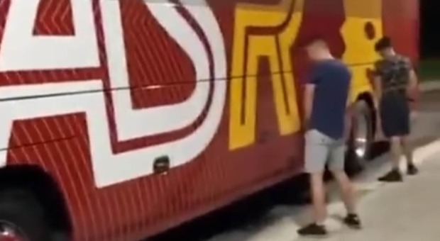Roma-Feyenoord, tifosi olandesi choc a Tirana: fanno pipì sul bus della Roma