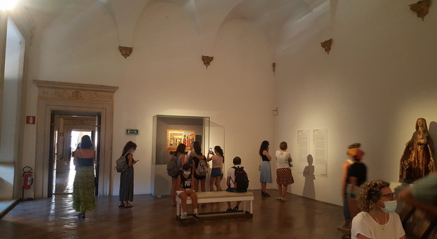Turisti affollano il palazzo ducale di Urbino dove è ospitata la Galleria Nazionale delle Marche