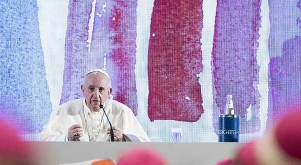 Papa Francesco all'Ergife con la Cei: «Non siamo qui per eleggere il vescovo più bello ma per fare riforme»