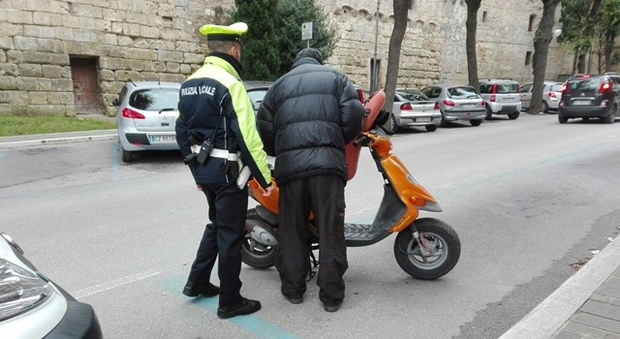 Posti di blocco hi-tech in centro Super multa a uno scooterista Posti di blocco hi-tech in centro Super multa a uno scooterista