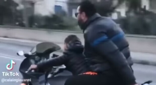 Palermo, a 8 anni guida la moto con un amico di famiglia: il video diventa virale