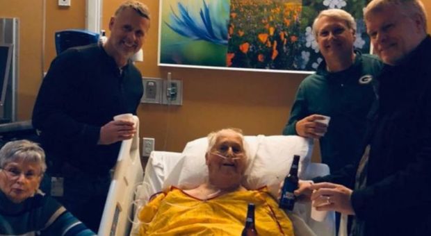 L'ultimo brindisi con il nonno prima di morire. Il tweet è virale L'ultimo brindisi con il nonno prima di morire. Il tweet è virale