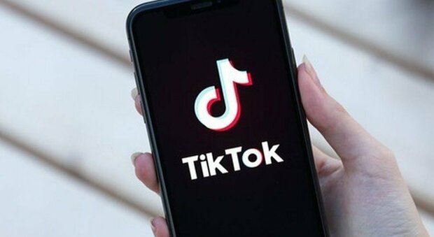 Folle challenge lanciata su TikTok, influencer 48enne denunciata per istigazione al suicidio