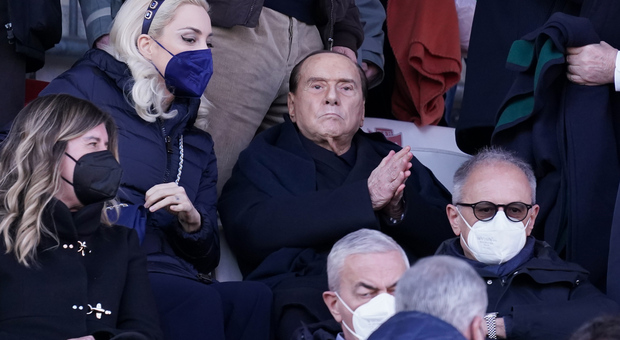 Berlusconi, paura allo stadio di Monza: domanda sul Milan e crolla una vetrata. Cosa è successo VIDEO
