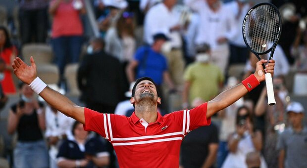Roland Garros, Djokovic batte in rimonta Tsitsipas 3-2 a Parigi e vince il 19° torneo degli Slam