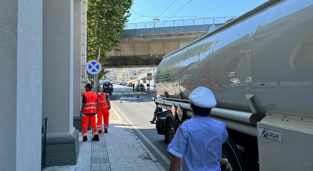 Ancona, profugo investito agli Archi: camionista indagato per omicidio stradale