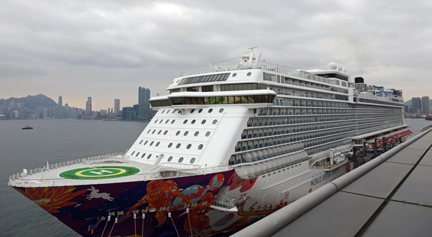 Coronavirus, tutti negativi i 1.800 passeggeri della nave da crociera a Hong Kong: a bordo anche 35 italiani Coronavirus, tutti negativi i 1.800 passeggeri della nave da crociera a Hong Kong: a bordo anche 35 italiani