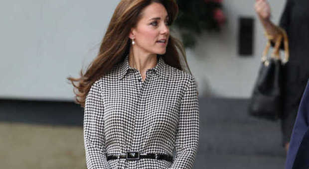 Kate Middleton e lo spacco osè: una folata di vento mette in mostra le gambe | Foto