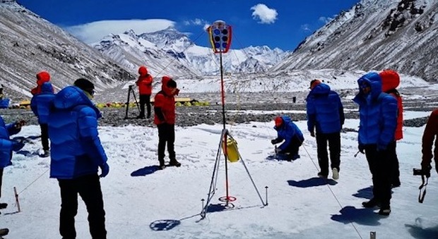 I cinesi ci riprovano: parte la spedizione per scoprire se l'Everest è alto ancora 8.848 metri I cinesi ci riprovano: parte la spedizione per scoprire se l'Everest è alto ancora 8.848 metri