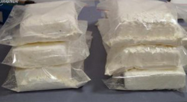Sardegna, lancia la cocaina da un aereo in volo: la tecnica copiata dai narcos sudamericani, arrestato