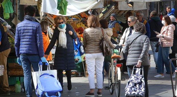 Coronavirus Padova, choc in piazza delle Erbe: mercato super affollato