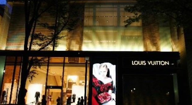 Louis Vuitton corre ai ripari per risparmiare energia: ridotto l'uso di luce e termostati nei negozi