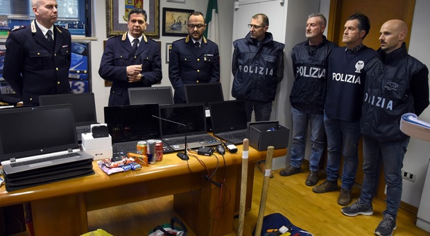 Fano, urgoni rubati per dare l'assalto ai capannoni: banda di ladri moldavi in manette dopo lo speronamento Fano, urgoni rubati per dare l'assalto ai capannoni: banda di ladri moldavi in manette dopo lo speronamento