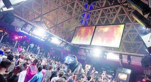Partorisce a 19 anni sulla pista da ballo, la discoteca regala al figlio l'ingresso gratis a vita Partorisce a 19 anni sulla pista da ballo, la discoteca regala al figlio l'ingresso gratis a vita