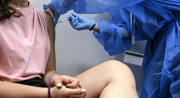 Vaccino sbagliato, due ragazze di 23 anni ricevono Astrazeneca invece di Pfizer: accertamenti in corso