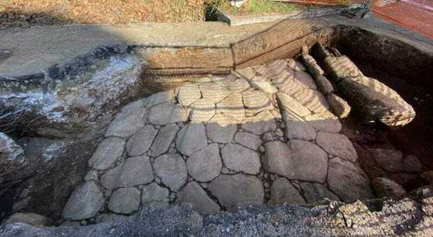 L'antica via Latina riaffiora a Roma durante scavi per il gas. Soprintendenza: «Si vedono i solchi dei carri»