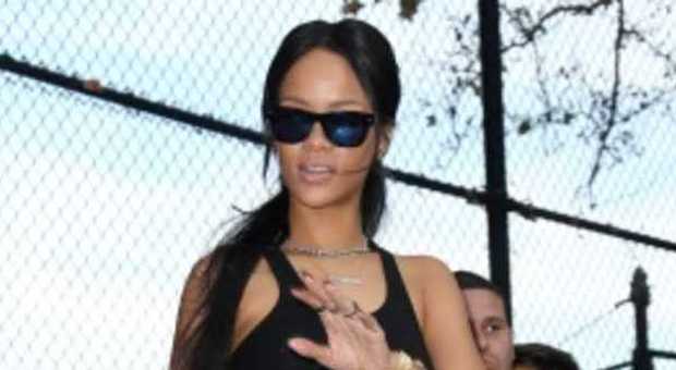 Rihanna in shorts a passeggio per Ny