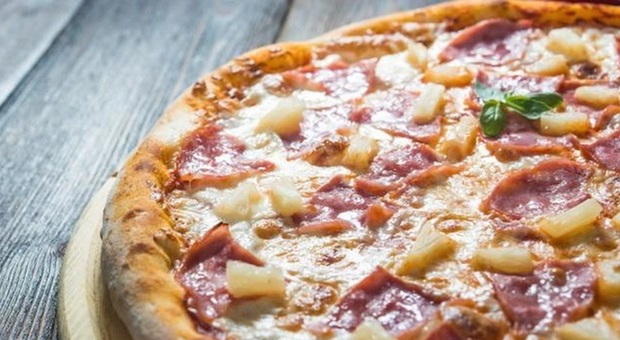 Pizza con ananas fallisce in Italia: Domino's chiude 29 locali nella penisola