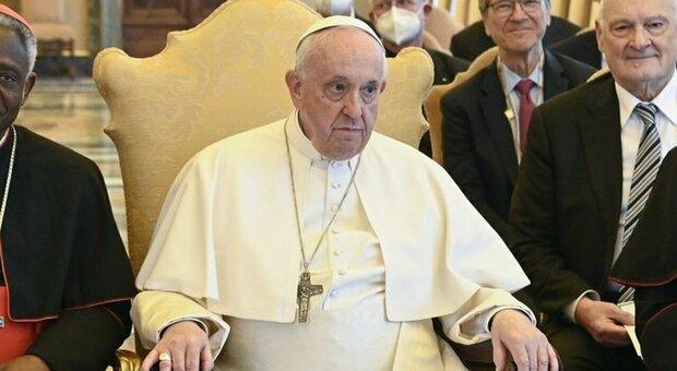 Papa Francesco choc: «Non riesco più a camminare». Ha gravi problemi ad una gamba