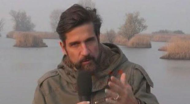 Edoardo Stoppa e la troupe di Striscia aggrediti a coltellate a Battipaglia Edoardo Stoppa e la troupe di Striscia aggrediti a coltellate a Battipaglia