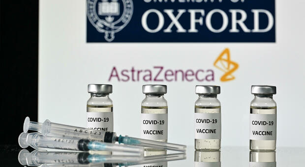Vaccino AstraZeneca, ok dell'Aifa anche per gli over 55. «Ma con soggetti a rischio usare Pfizer o Moderna»