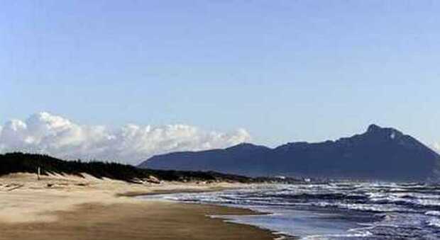 Sabaudia, libero accesso alla spiaggia: via i lucchetti dai cancelli delle ville. L'ordinanza del sindaco